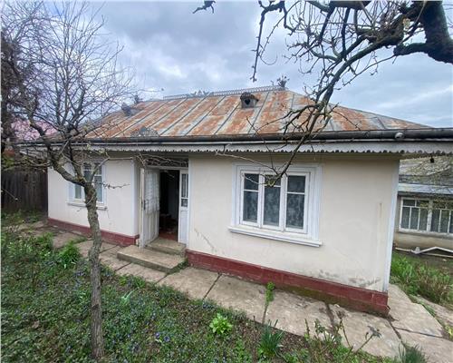 Casa Comarna Iasi  + teren 2300 mp